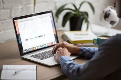 email newsletter marketing laptop