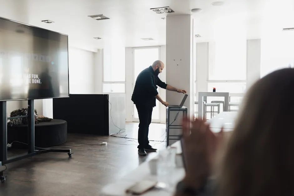 Professional presentation setting with a screen and laptop, captured indoors. — Photo by Matheus Bertelli on Pexels