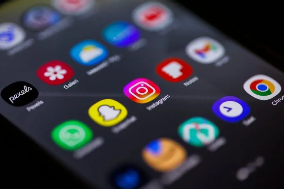 Close-up view of smartphone home screen featuring popular apps like Instagram, Snapchat, and Chrome. — Photo by Abdulkadir Emiroğlu on Pexels